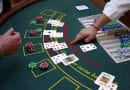 Blackjack-Spieltisch mit mehreren Spielern, offenen Karten und Einsätzen.