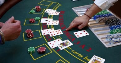Blackjack-Spieltisch mit mehreren Spielern, offenen Karten und Einsätzen.