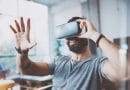 Mann mit Virtual Reality Brille