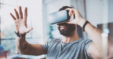 Mann mit Virtual Reality Brille