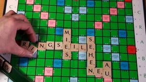 Scrabble spielen - Holzbuchstaben & Spielfeld