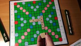 Scrabble spielen - Holzbuchstaben & Spielfeld