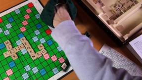 Scrabble spielen - Buchstaben aus dem Sack ziehen