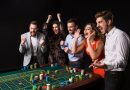 Jubelnde Menschen am Roulette-Tisch