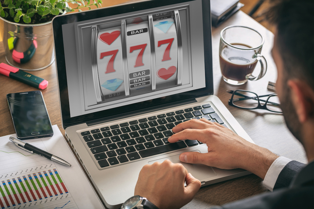 Wie kann man bei einem Online Spielautomaten gewinnen?