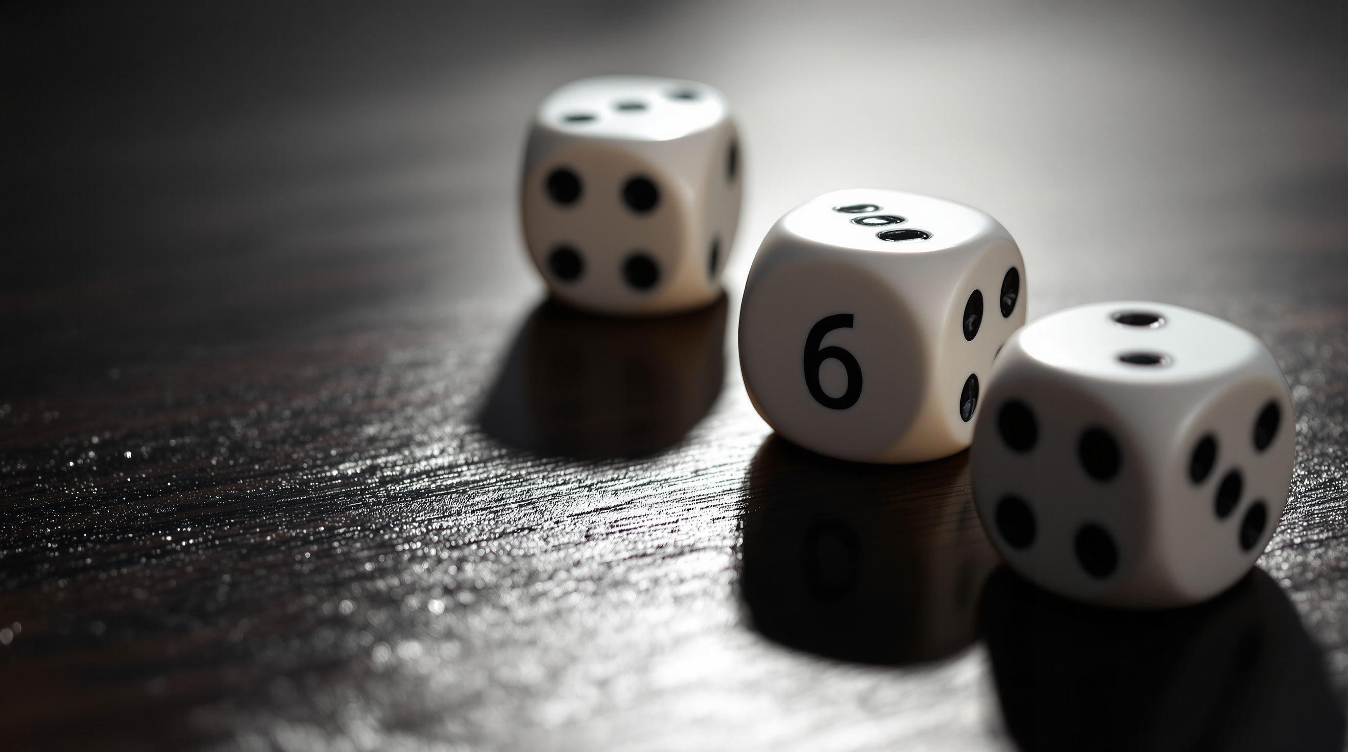 Drei Würfel auf Spielbrett zeigen unterschiedliche Augenzahlen bei dramatischer Beleuchtung